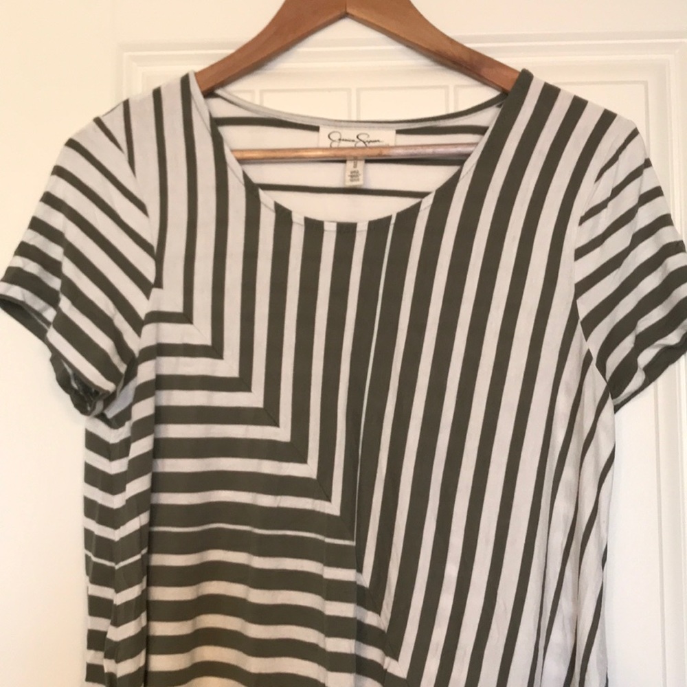 Jessica Simpson maternity shirt